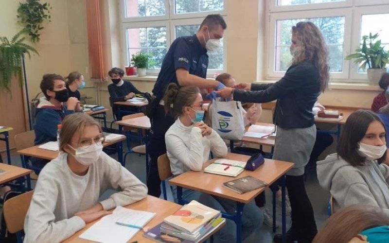 Odblaski zakładamy, w oczy się rzucamy