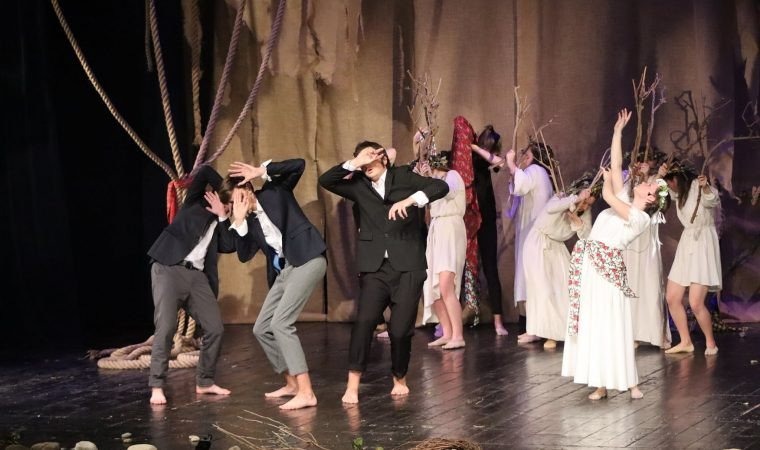 Sukces „Widma” w wykonaniu młodych aktorów z powiatowej „Dąbrowskiej”