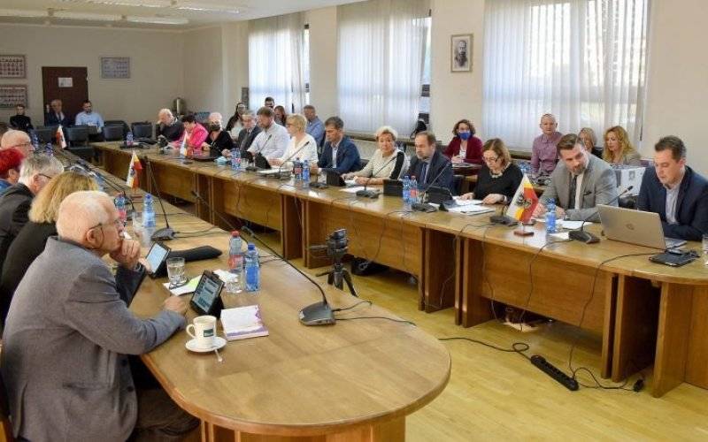 Radni wsparli strażaków z Kęt i udzielili dotacji na poprawę układu komunikacyjnego w Chełmku