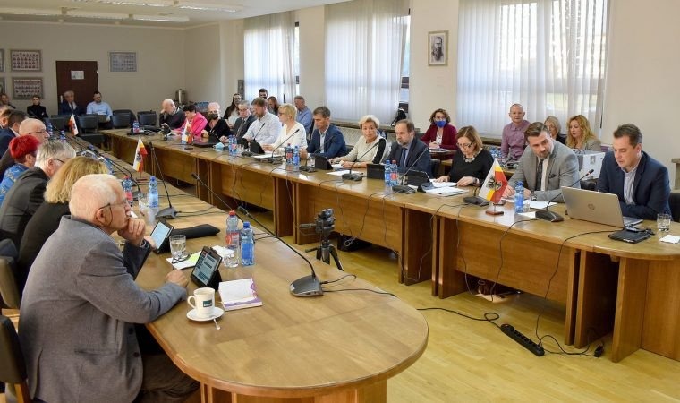 Radni wsparli strażaków z Kęt i udzielili dotacji na poprawę układu komunikacyjnego w Chełmku