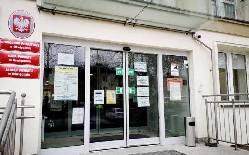 Od 15 listopada znów otwarte wejście główne do starostwa