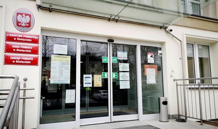 Od 15 listopada znów otwarte wejście główne do starostwa