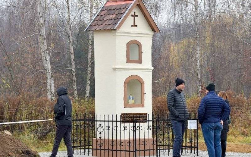 Po konserwacji kapliczka przy „Chemiku” znów cieszy oczy mieszkańców