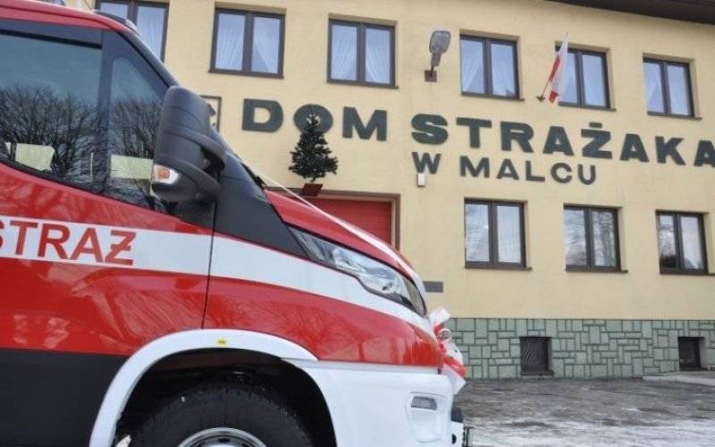Nowy samochód dla jednostki Ochotniczej Straży Pożarnej w Malcu oficjalnie przekazany