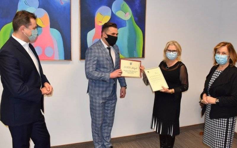 Gratulacje i finansowe wsparcie dla hospicjum od władz Powiatu Oświęcimskiego