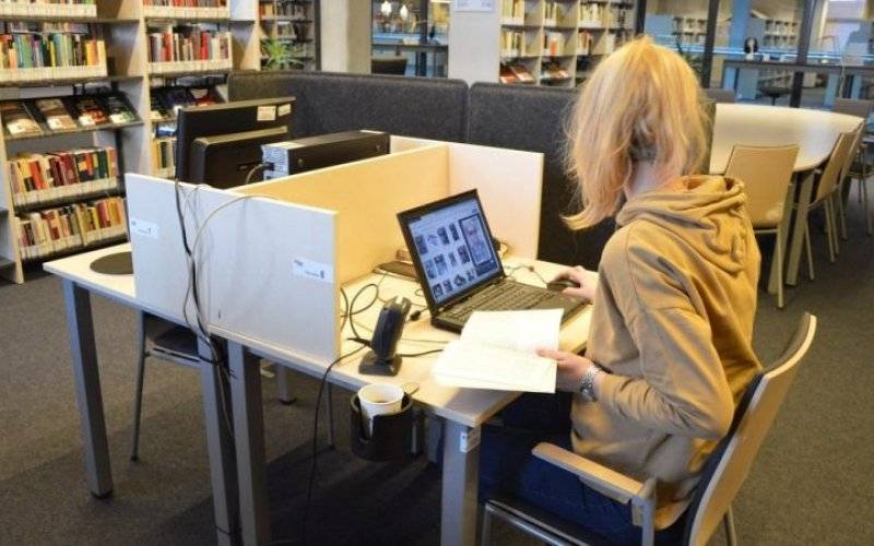 Strefa coworkingowa w powiatowej książnicy