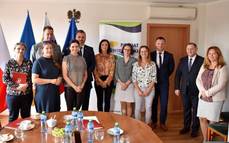 Awanse zawodowe dla nauczycieli z powiatowych placówek