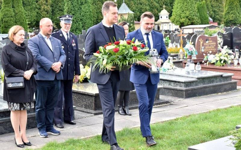 Umarłych wieczność dotąd trwa, dokąd pamięcią im się płaci...
