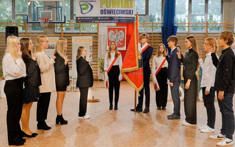 Ślubowanie pierwszoklasistów w powiatowym „Konarze”