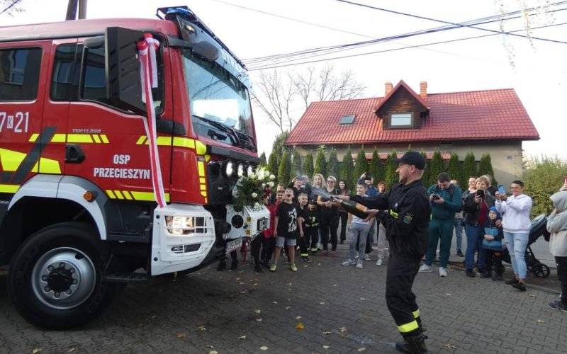 Nowy pojazd dla strażaków z Przecieszyna