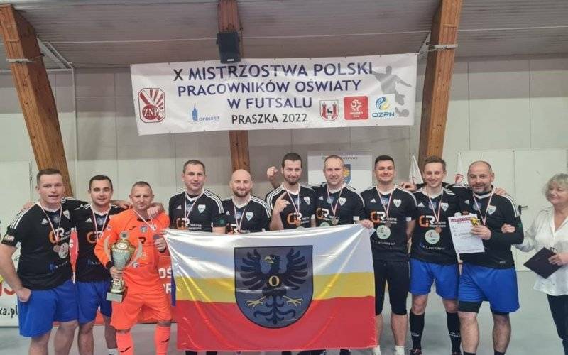 Nauczyciele z Powiatu Oświęcimskiego trzeci na Mistrzostwach Polski Pracowników Oświaty w Futsalu