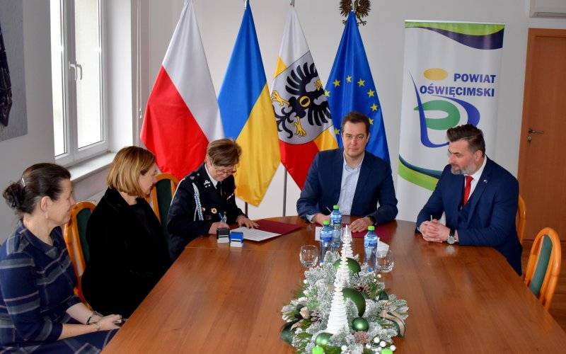 Powiat wsparł zakup pojazdu dla strażaków z Przecieszyna