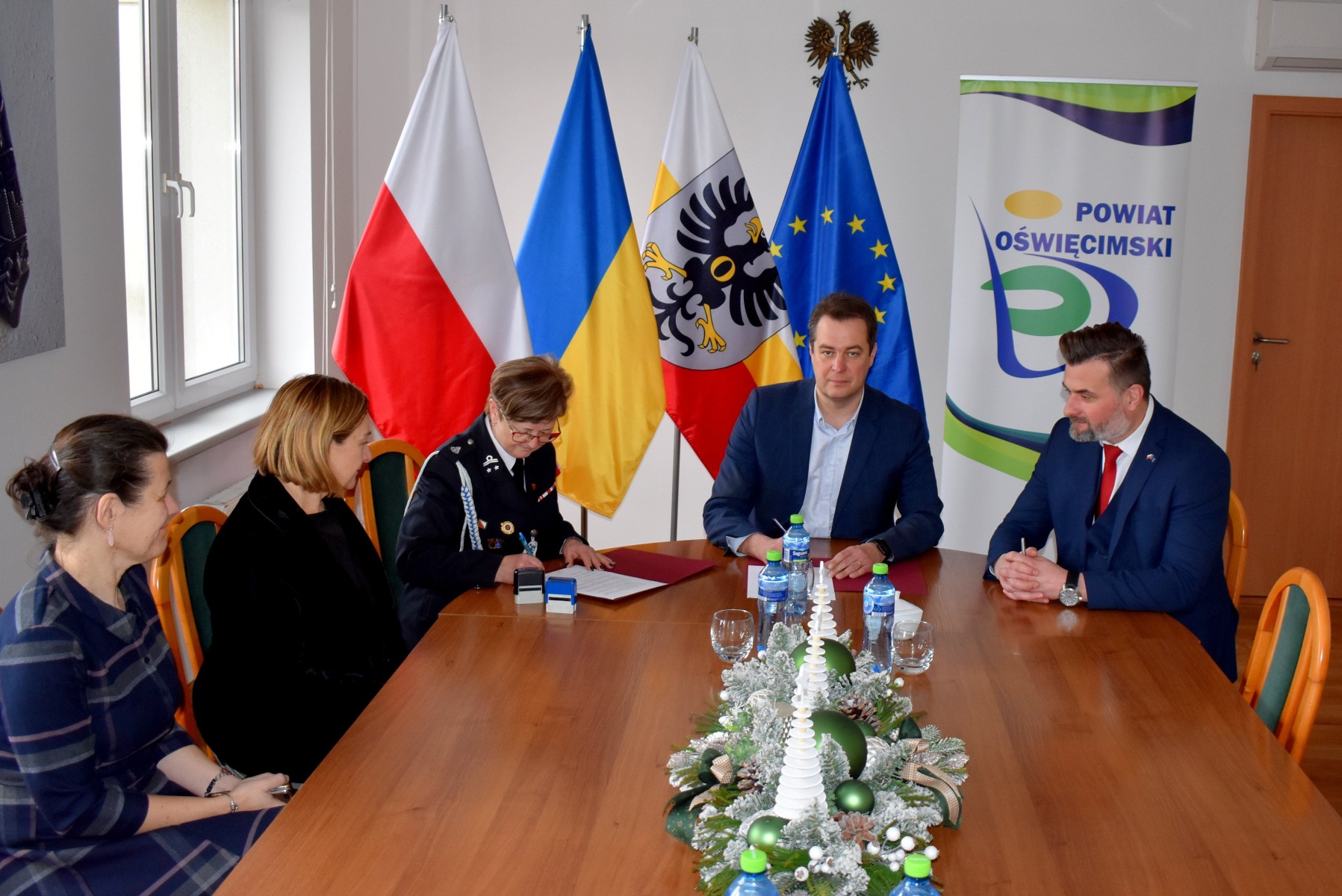 Powiat wsparł zakup pojazdu dla strażaków z Przecieszyna