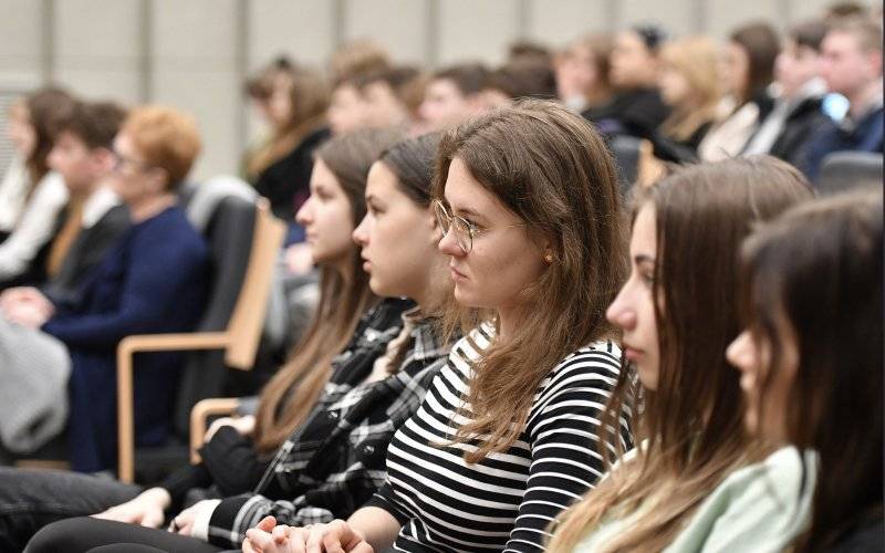 Z myślą o polskich uczniach. Bezpłatne pobyty studyjne w Miejscu Pamięci