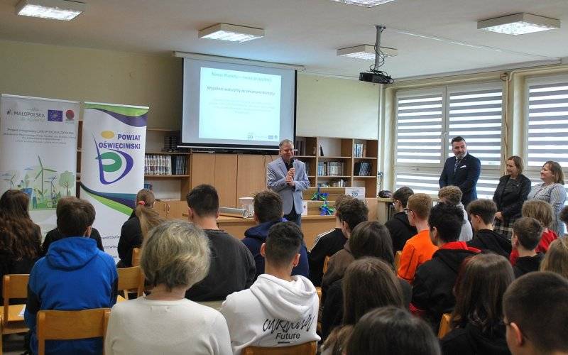 Powiatowi włodarze przekazali energooszczędne świetlówki dla „Chemika”