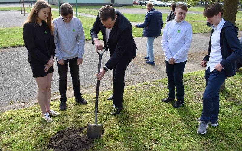 Włodarze i uczniowie posadzili drzewa przed oświęcimską „Czwórką”