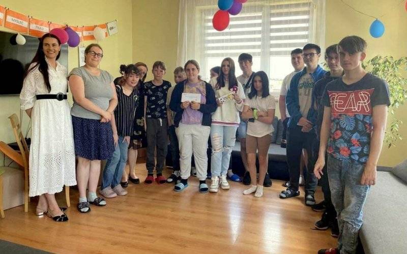Życzenia i prezenty dla dzieci od władz Powiatu