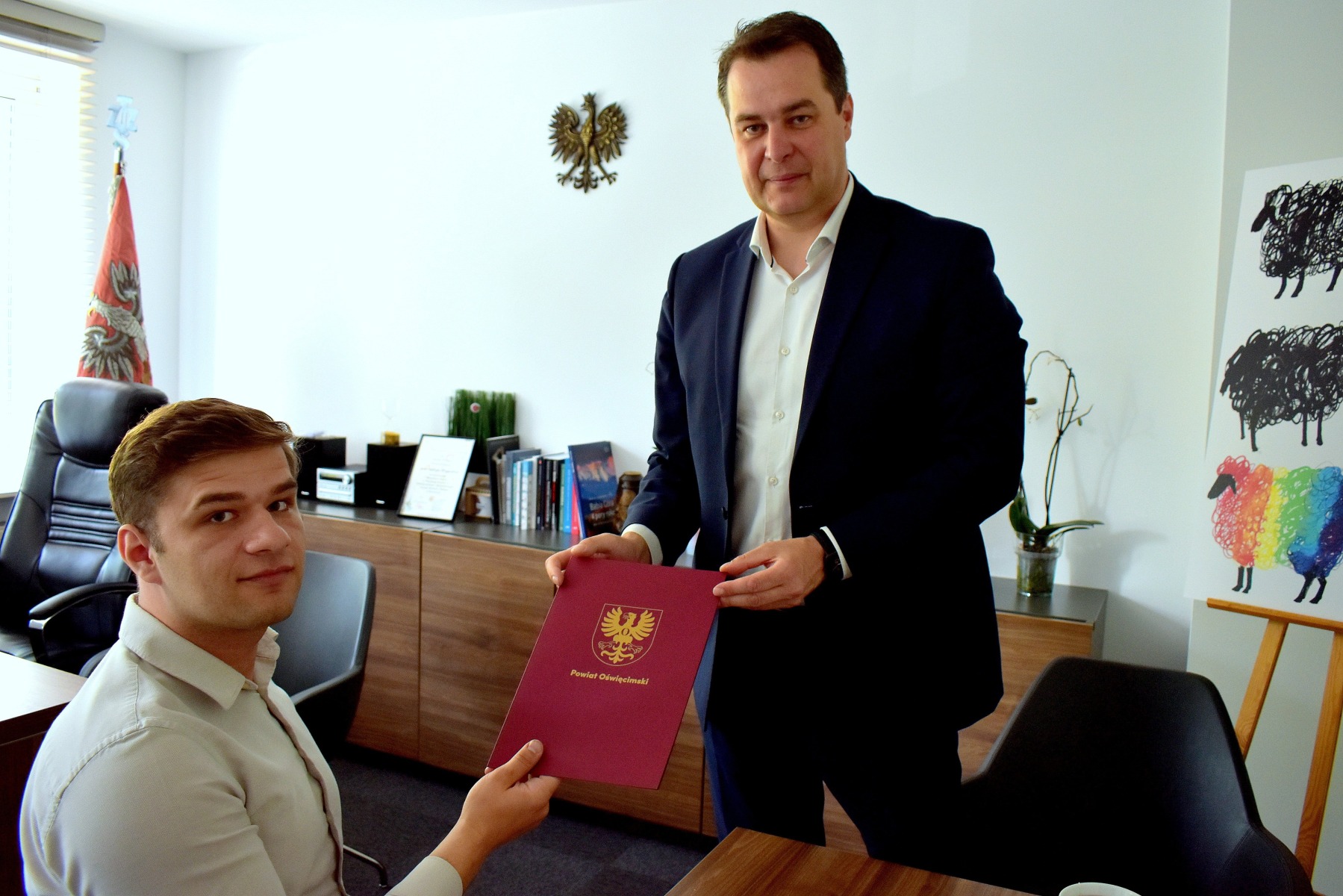 Gratulacje i nagroda od starosty dla utalentowanego pływaka