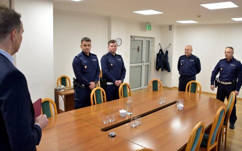 Podziękowania władz Powiatu dla policjantów