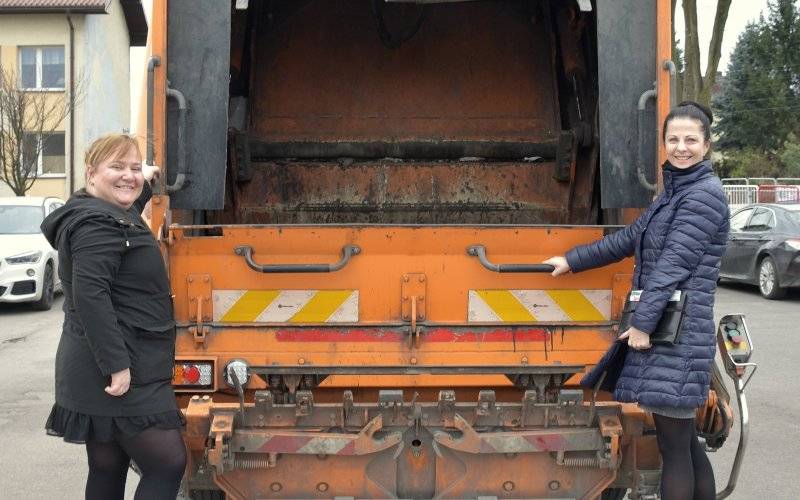Posadzili krzewy, wysłuchali prelekcji o odpadach i… zaglądnęli do śmieciarki