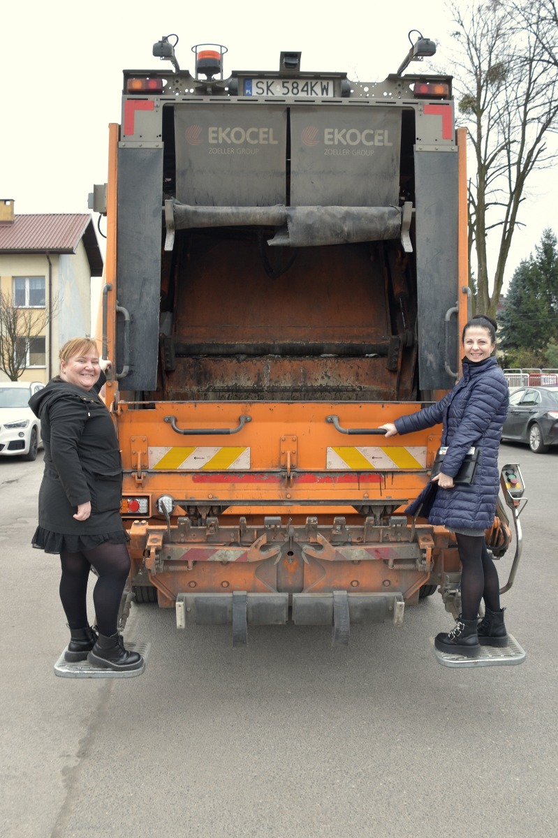 Posadzili krzewy, wysłuchali prelekcji o odpadach i… zaglądnęli do śmieciarki