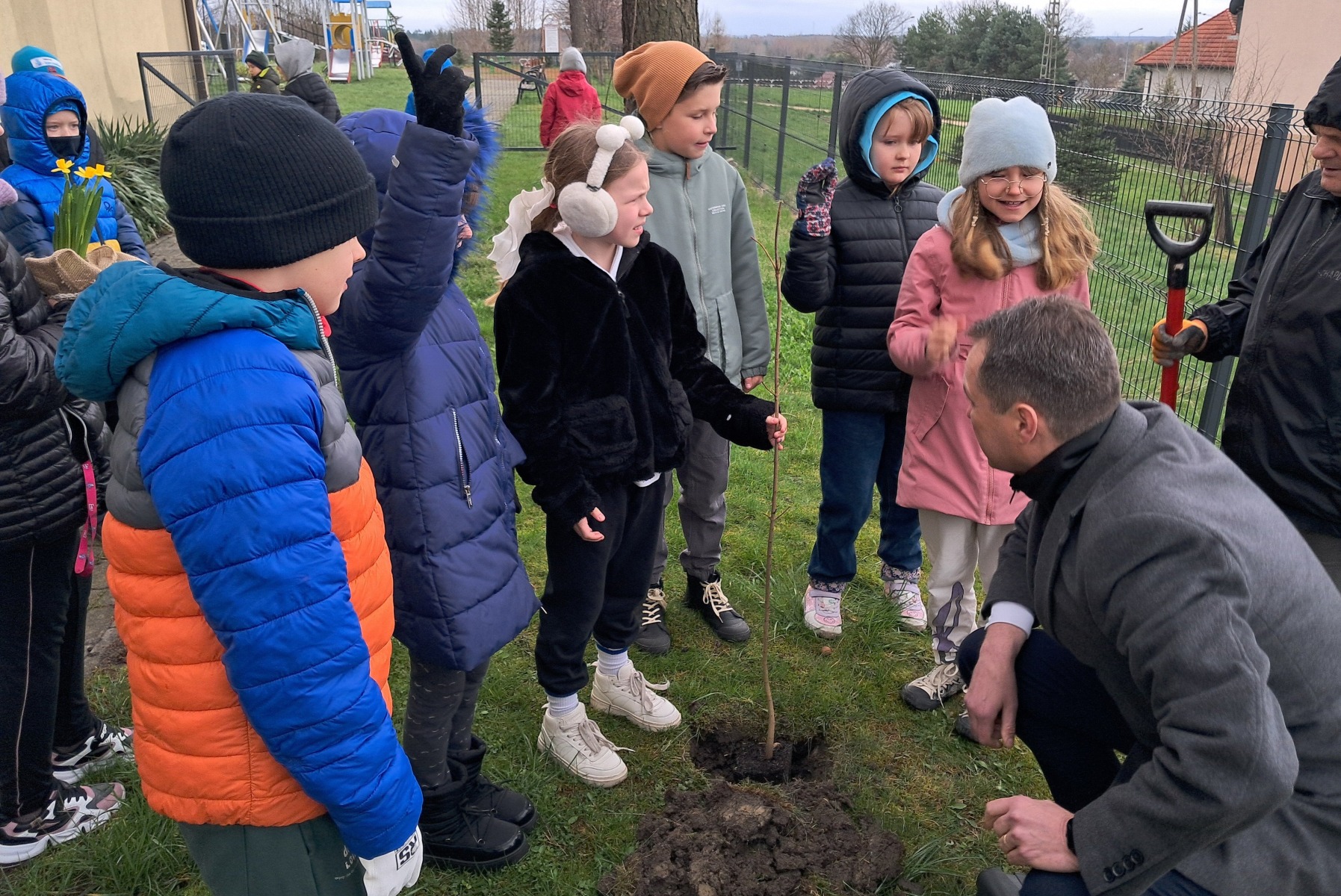 Kolejne sadzonki drzew i krzewów wyrosną przy szkołach!