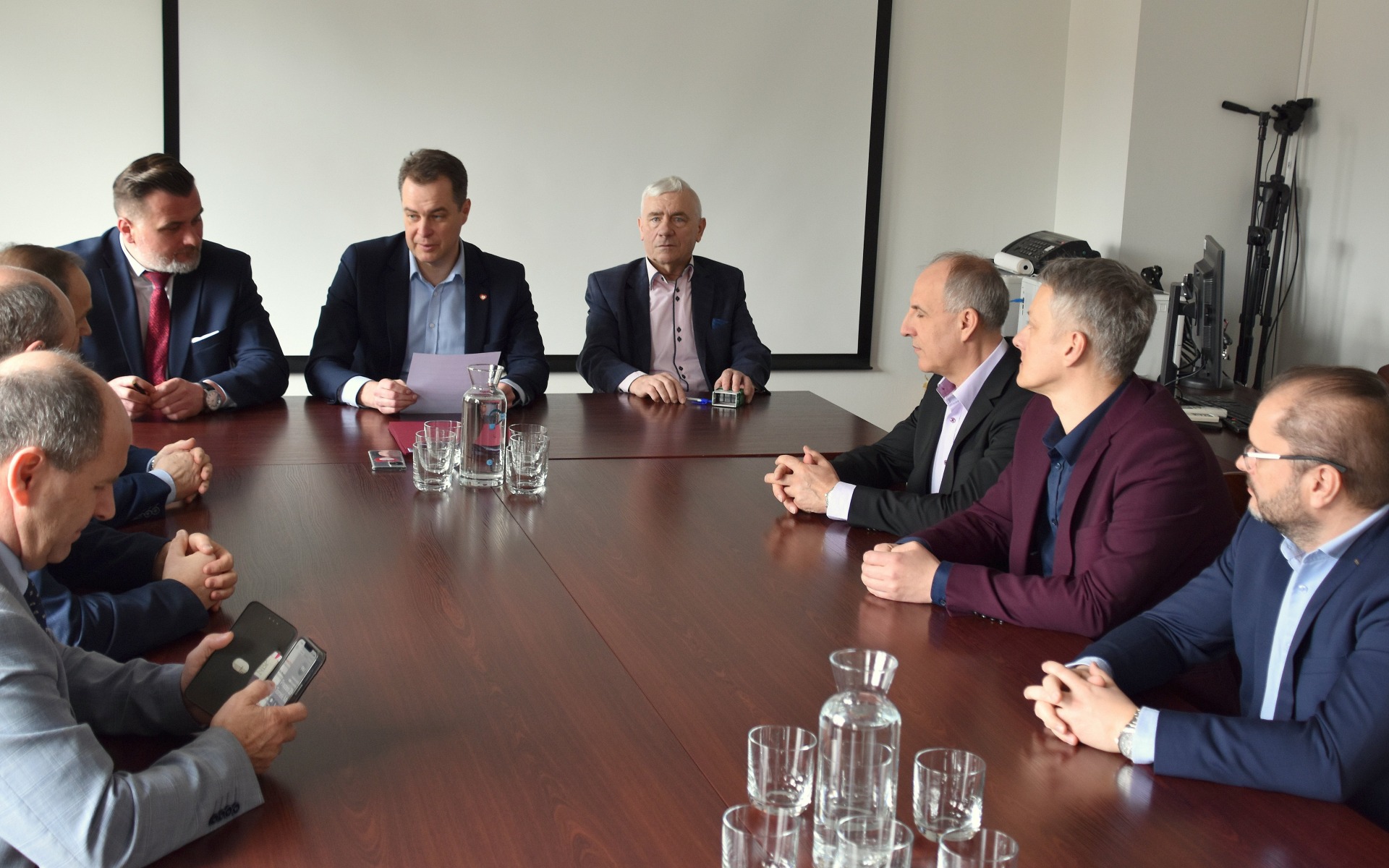 Umowy na remont kolejnych dróg powiatowych