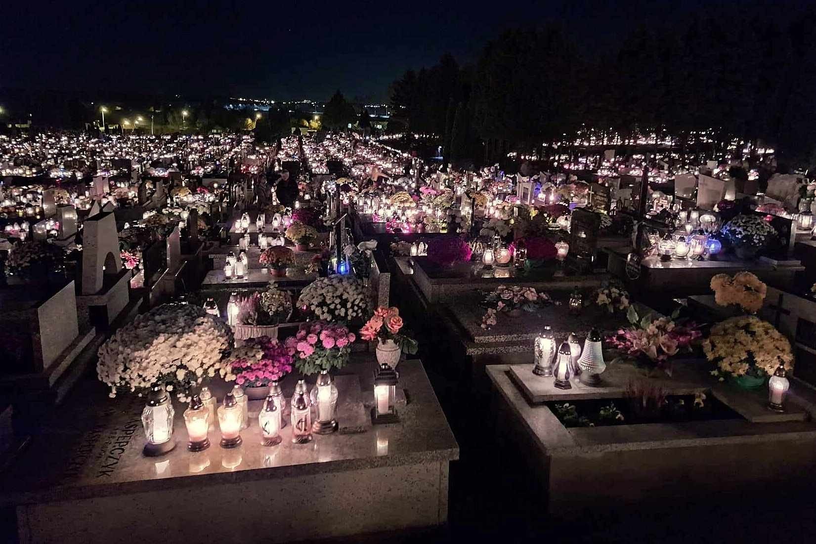 W drodze na groby bliskich