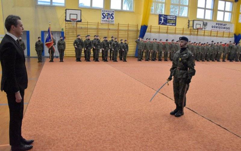 Ślubowanie uczniów klas wojskowych w powiatowym „Chemiku”