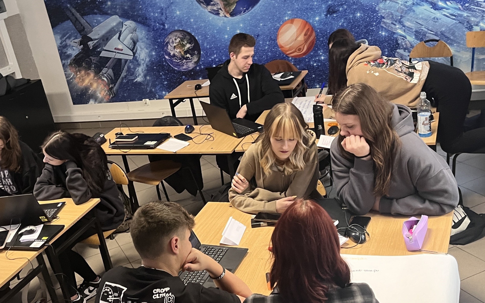 W powiatowej „Szóstce” także się szkolą. Edukacja XXI wieku, która łączy teorię z praktyką!