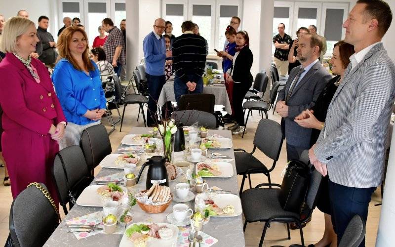Wielkanocne śniadanie w powiatowej placówce w Kętach