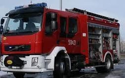 Łęki - trwa dogaszanie pożaru. Spaliły się sprasowane materiały