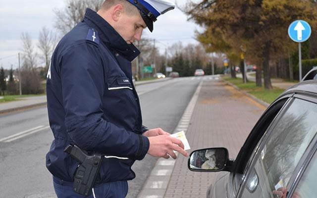Powiat - jednego zdradziły pasy, drugiego jazda slalomem. Obaj nietrzeźwi