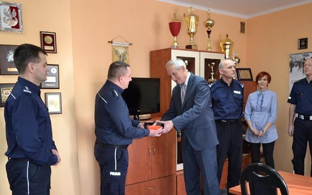 Przeciszów - wójt niczym Mikołaj, czyli sprzęt w darze dla policji