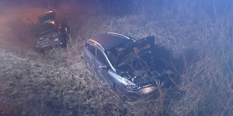 Grojec - chciał wyprzedzić auto. Oboje wylądowali w rowie