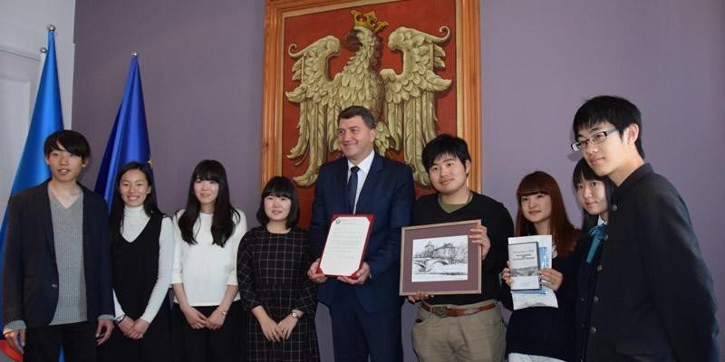Oświęcim - wizyta młodych Japończyków w Urzędzie Miasta