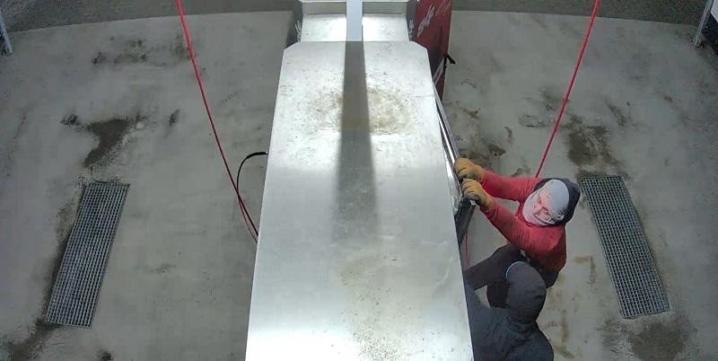 Policjanci poszukują sprawców usiłowania włamania na myjni bezdotykowej