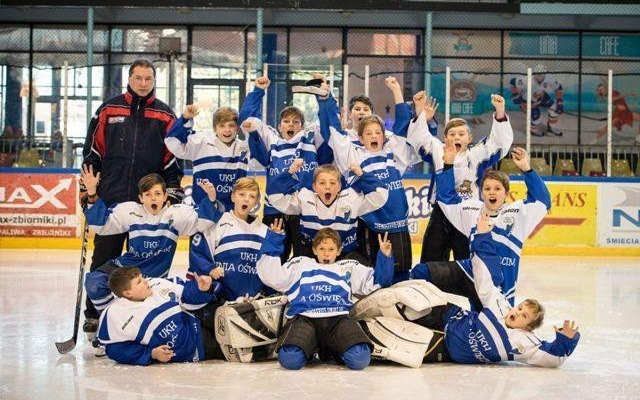 Młodzi hokeiści szkoleni przez kanadyjskich trenerów