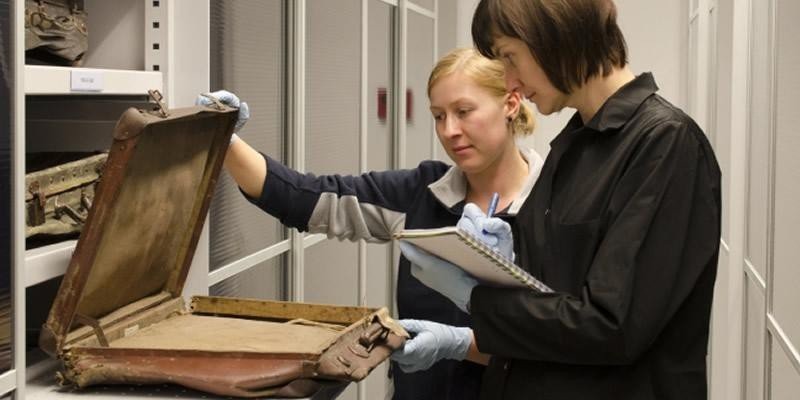 Oświęcim - historyczne walizy w specjalistycznych magazynach