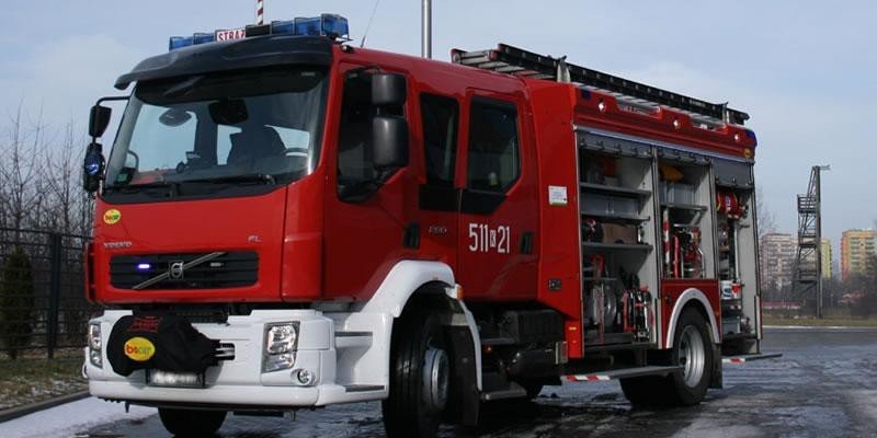 Powiat - pożar aut, uszkodzony dach i ewakuacja mężczyzny