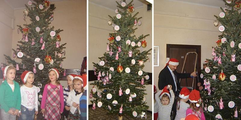 Oświęcim - mali eksperci udekorowali choinkę w magistracie