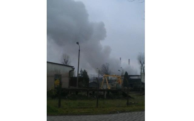 Oświęcim - pali sie hala ze złomem w pobliżu Firmy Chemicznej. Aktualizacja
