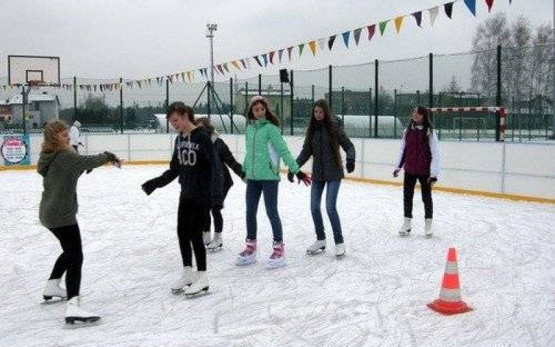 CHEŁMEK. Świąteczne kalorie można spalić jeżdżąc na łyżwach – ZOBACZ ZDJĘCIA