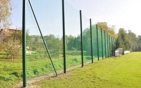 WITKOWICE. Boisko poszerzono, postawiono piłkochwyty