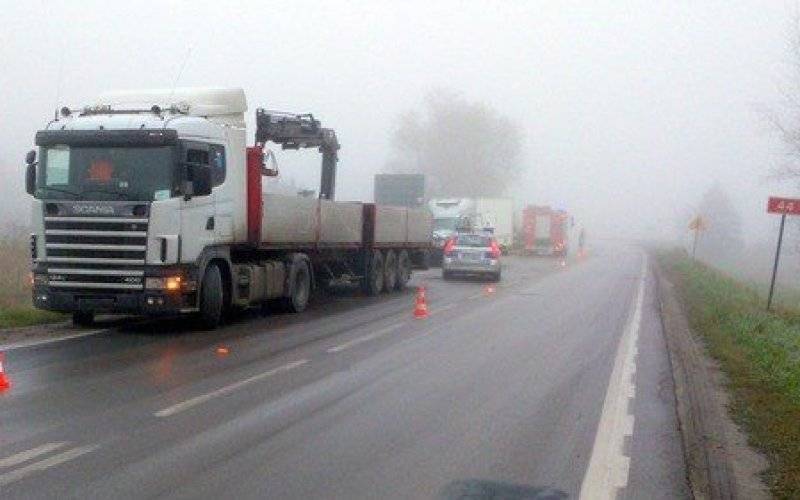 ZABORZE. Dostawczym najechał na tył naczepy. Kierowcę wyciągali strażacy - AKTUALIZACJA