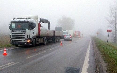 ZABORZE. Dostawczym najechał na tył naczepy. Kierowcę wyciągali strażacy - AKTUALIZACJA