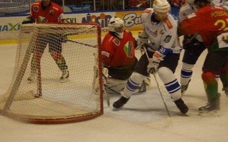 HOKEJ NA LODZIE. Czapki z głów przed Waldemarem Klisiakiem!