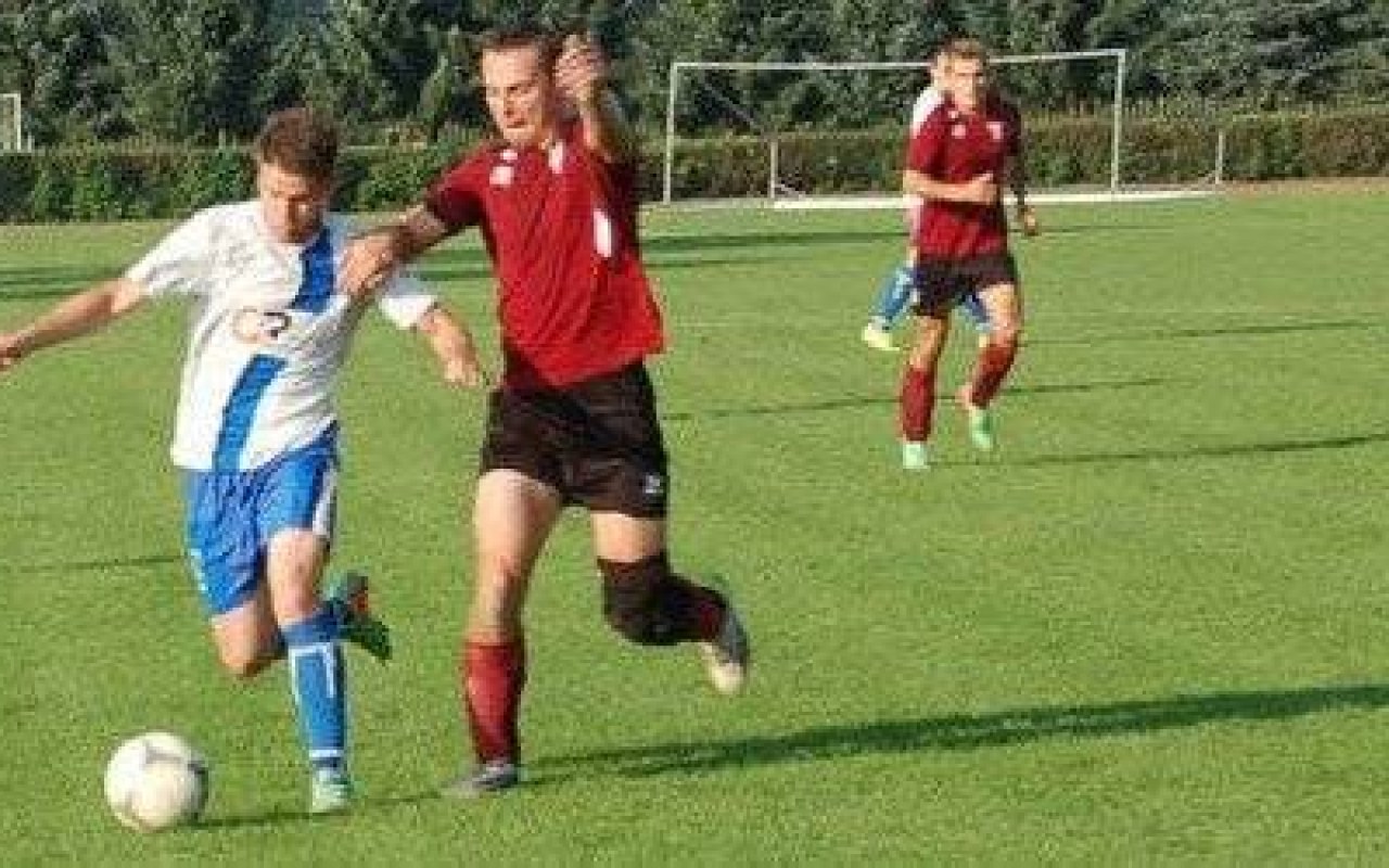 PIŁKA NOŻNA. Oświęcimski lider jedzie do Wadowic. Szlagier w Bobrku!