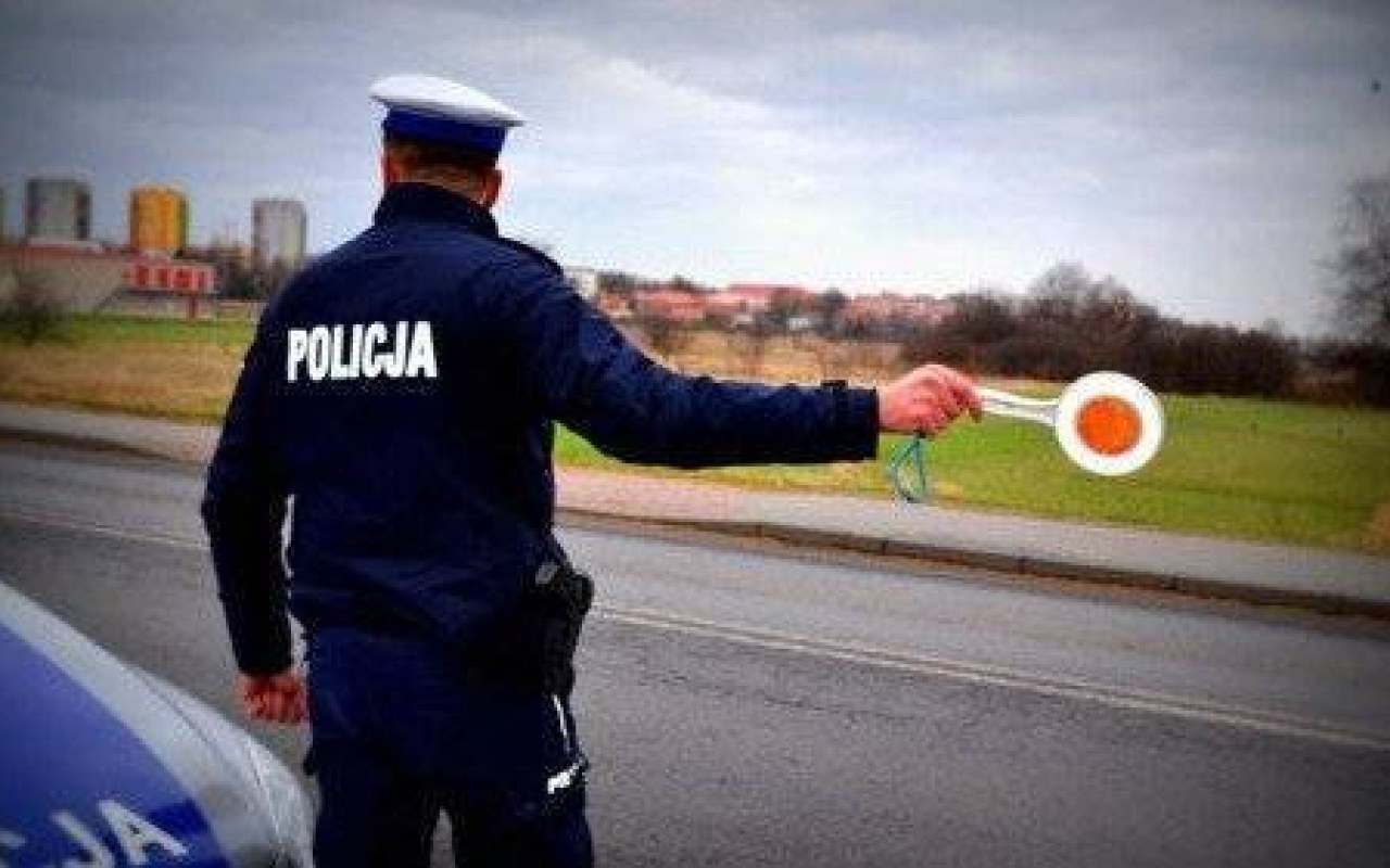 KĘTY. Jechał pijany samochodem – policjantom chciał dać „w łapę” 200 zł