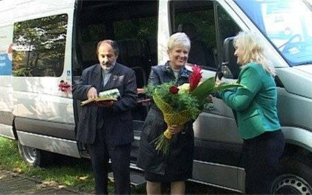 DWORY. Ks. Isakowicz-Zaleski poświęcił autobus - ZOBACZ FILM